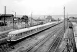 Der TEE 77/78 "Helvetia" zwischen Hamburg-Altona und Zürich war damals der DB-Zug mit dem längs­tem Lauf ohne Lok­wech­sel (973 km) und bis zur Einführung des "Rheingold" 1962 schnells­ter Zug auf deut­schen Glei­sen. In Bebra fuhr die kombinierte VT 08-/VT 11-Einheit ohne Halt durch (03.1961) <i>Foto: Herbert Vaupel</i>