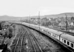 Eine VT08-/VT11-Doppeleinheit biegt als TEE 77 "Helvetia" nach Hamburg-Altona im Bahnhof Bebra in Richtung Cornberger Rampe ab. Die Bilder des TEE "Helvetia" gehören zu den ersten Fotoversuchen von Herbert Vaupel. (03.1961) <i>Foto: Herbert Vaupel</i>