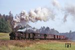 99 5906 auf der Fahrt nach Alexisbad zwischen Sternhaus-Haferfeld und Sternhaus-Ramberg. Der Name "Sternhaus" stammt aus der Zeit um 1740, als ein aus acht Wegen gebildeter Wegestern hier angelegt wurde. (19.09.1973) <i>Foto: Robin Fell</i>