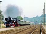 03 1010 kachelt mit einem Sonderzug von Gera nach Plauen durch den Bahnhof Wünschendorf (Elster). (11.06.1982) <i>Foto: Dieter Kempf</i>