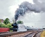 Am 31. Mai 1975 endete der Einsatz der Baureihe 012 in Rheine. An Fronleichnam 1975 zeigte 012 100 bei der Ausfahrt aus dem Bahnhof Lathen vor dem E 3260 nochmals was in ihr steckt. (29.05.1975) <i>Foto: Dieter Kempf</i>