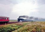 Bei Neermoor begegnet ein 624 der entgegenkommenden 012 100 vor D 1734 aus Emden Außenhafen. (19.09.1974) <i>Foto: Dieter Kempf</i>