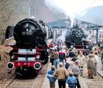 Das 1977 nach dem Ende des Dampfbetriebs bei der DB ausgesprochene "Dampflokverbot" auf ihrem gesamten Streckennetz zwang die privaten Vereine, die noch eine Dampflok betrieben, auf die Strecken der Nichtbundeseigenen Eisenbahnen. So waren die beiden Loks der Ulmer Eisenbahnfreunde häufig auf der Albtalbahn anzutreffen, so wie hier 01 1066 und 86 346 in Bad Herrenalb. (08.04.1984) <i>Foto: Dieter Kempf</i>