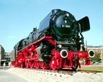 Nach einer Gesamtlaufleistung von 3.931.461 km wurde 01 1063 (zuletzt 012 063-4 vom Bw Rheine) am 29.04.1977 vor dem Braunschweiger Hauptbahnhof als Denkmallok aufgestellt. Eigentümer der Lok blieb das DB-Museum in Nürnberg, vertragsgemäß muss aber die Stadt Braunschweig für die Unterhaltung der Lok sorgen, die zuletzt 2013 aufwendig mit dem Sandstrahler behandelt, entrostet, grundiert und lackiert wurde. Zudem wurden defekte und fehlende Einzelteile und Fensterscheiben ersetzt. Die Kosten betrugen 70.000 Euro. Im Rahmen der geplanten Umgestaltung des Bahnhofsvorplatzes soll die Lok den bisherigen Standplatz auf dem Denkmalsockel verlassen. Bislang ist noch unklar, wohin die Lok umgesetzt wird. (28.05.1977) <i>Foto: Dieter Kempf</i>