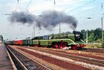 Mit Sonderzug Dz 22754 der IG Metall aus Chemnitz fährt die DR-Traditionslok 18 201 durch den Bahnhof Frankfurt/M-Sportfeld. (26.08.1992) <i>Foto: Dieter Kempf</i>