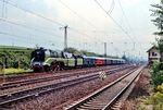 18 201 mit Sonderzug Dz 22754 der IG Metall Chemnitz am Abzweig Kostheim in Mainz. (26.08.1992) <i>Foto: Dieter Kempf</i>