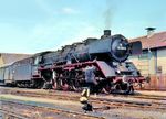 003 268 (Bw Ulm) vor dem Hilfszug im Bw Friedrichshafen. (27.04.1971) <i>Foto: Dieter Kempf</i>