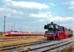 Das Bw München Hbf "erdreistete" sich zur Olympiade 1972 zwei Oldtimer in Form der Ulmer 003 131 und der Münchener 132 027 gut sichtbar für alle Reisenden, die den Münchener Hbf anfuhren, aufzustellen. Als sogar noch ein Olympiagruß auf dem Tender der 03 gemalt wurde, schalteten sich die DB-Oberen ein und die Tenderaufschrift musste wieder entfernt werden. Zeitweise wurden dann die beiden Loks für die vorbeifahrenden Reisenden dezent hinter anderen Fahrzeugen versteckt, wie hier hinter einem 601, der natürlich besser in das Image der Bahn passte. (10.1972) <i>Foto: Dieter Kempf</i>