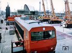 Auf der Hannover-Messe 1973 wurde auf dem Stand die Firma Rheinstahl (damals Konzern-Obergesellschaft von Henschel) die neue dieselelektrische Versuchslok 202 003 mit der neuartigen Drehstrom-Leistungsübertragung präsentiert. Im Hintergrund ist 232 001 (V 320  001) zu sehen, die mit fast 4.000 PS und einem Gewicht von 126 Tonnen die größte und stärkste Diesellok der DB war. (04.1973) <i>Foto: Werkfoto</i>