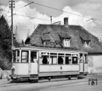 Bereits im Jahr 1875 gab es in Würzburg erste Initiativen für den Bau einer Straßenbahn, die 1892 zunächst als Pferdebahn eröffnet und 1899/1900 auf elektrischen Betrieb umgestellt wurde. Nach zweimaliger Stilllegung und einem Systemstreit (Straßenbahn vs. Individualverkehr) in den 1960er Jahren gilt der Bestand der Würzburger Straßenbahn als gesichert. In der Endstation Oberzell ist Tw 121 (MAN, Baujahr 1927) auf der Linie 2 angekommen. Der Abschnitt Oberzell – Bürgerbräu fiel am 6. April 1964 dem Rotstift zum Opfer.  (03.1958) <i>Foto: Reinhard Todt</i>