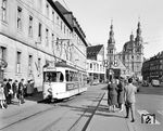 Der damals noch neue Tw 116 (WSB/Credé, Baujahr 1960) auf der Linie 1 nach Sonderau in der Haugerpfarrgasse mit Stift Haug in der Würzburger Innenstadt. (10.1961) <i>Foto: Reinhard Todt</i>