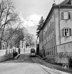 Wie in vielen anderen westdeutschen Städten nahm auch in Würzburg der Individualverkehr immer mehr zu und verstopfte die Straßen zusehends. Als Sündenbock suchte man sich die Straßenbahn und forderte lautstark, das museumsreife Verkehrsmittel aus Würzburg zu verbannen. Natürlich wurde nicht mit nüchternem Sachverstand argumentiert, sondern es wurden Halbwahrheiten lanciert. Nicht nur die Autofahrer wetterten; auch die Presse hatte kein gutes Wort für die Straßenbahn übrig. Diverse Unfälle und eine aus Autofahrersicht problematische Streckenführung wie hier in Oberzell heizten die Debatte noch weiter an. Zumindest hier hatte die Kampagne gegen die Straßenbahn Erfolg. Am 6. April 1964 wurde der Abschnitt Oberzell – Bürgerbräu stillgelegt. (03.1958) <i>Foto: Reinhard Todt</i>