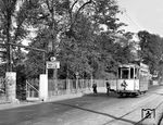 Halt der Linie 2 am Bürgerbräukeller in der Frankfurter Straße. Der Tw 111 aus dem Jahr 1925 stammt von MAN. Er wurde später noch zum Arbeitswagen 302 umgebaut. (10.1961) <i>Foto: Reinhard Todt</i>
