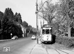 Tw 106 auf der Linie 3 nach Heidingsfeld auf dem damals noch eingleisigen Abschnitt in der Mergentheimer Starße. Signaltechnisch war die Würzburger Straßenbahn Anfang der 1960er Jahre auch nicht auf der Höhe der Zeit. Der eingleisige Abschnitt in der Mergentheimer Straße wurde per Holzstab gesichert. Dieser existierte nur einmal und nur der Fahrer, der im Besitz des Holzstabs war, durfte in den eingleisigen Abschnitt einfahren. Beim Verlassen der eingleisigen Strecke wurde der Stab dann dem Fahrer des Gegenzuges überreicht und damit die Berechtigung, das Nadelöhr risikofrei zu befahren. (10.1961) <i>Foto: Reinhard Todt</i>