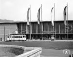 Tw 123 (MAN, Baujahr 1927) am Würzburger Hauptbahnhof. Trotz des Damoklesschwertes der Stillegung wurden ab 1955 neue Schienen für die Umgestaltung des Bahnhofsvorplatzes verlegt, und die Gleise am Haugerring erhielten einen gesonderten Bahnkörper. (03.1958) <i>Foto: Reinhard Todt</i>