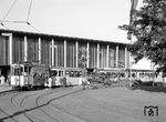 Der fast 40 Jahre alte Tw 111 mit einem frisch umgebauten "C-Wagen" vor dem Würzburger Hauptbahnhof. Eine grundlegende Modernisierung des Würzburger Straßenbahnparks erfolgte erst nach 1966, nachdem die Würzburger Versorgungs- und Verkehrs-GmbH den Betrieb übernahm. Den Anfang machten 1967 zehn neue bei der Firma Uerdinger Waggonfabrik in Düsseldorf (DÜWAG) eingekaufte Gelenktriebwagen der Serie GTW-D6. (10.1961) <i>Foto: Reinhard Todt</i>
