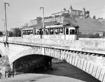 Tw 103 mit Bw 171 vor der Kulisse der Festung Marienberg auf der Ludwigsbrücke. (10.1961) <i>Foto: Reinhard Todt</i>