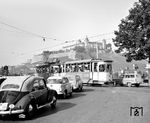 Ob dieses Bild zeigen sollte, warum die Straßenbahn in Würzburg zum vermeintlichen Verkehrshindernis auserkoren wurde? Ein Straßenbahnzug der Linie 3 nimmt den Weg über die Ludwigsbrücke und nimmt mit 50 Fahrgästen weniger Platz ein, als die drei Autos mit drei Insassen. (10.1961) <i>Foto: Reinhard Todt</i>