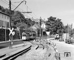 Erst Ende der 1960er Jahre wurden parallel zur Fahrzeugbeschaffung die maroden Gleisanlagen, zuerst auf der Linie 3 saniert, besonders entlang der Mergentheimer Straße, auf der gerade Tw 103 unterwegs ist. Zusätzlich gab es grundlegende Gleiserneuerungen in der Augustiner- und in der Frankfurter Straße. Die alten Wendedreiecke wichen Wendeschleifen und die Linie 3 wurde bis zum Ostbahnhof verlängert. Erstmals hielten auch Fahrscheinautomaten Einzug.  (10.1961) <i>Foto: Reinhard Todt</i>