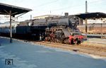 01 019 (Bw Ludwigshafen/Rhein) vor einem Eilzug im alten Ludwigshafener Hauptbahnhof. (09.1962) <i>Foto: Rolf Hahmann</i>