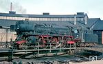 01 046 (Bw Nürnberg Hbf) war eine von fünf Loks der Baureihe 01, die einen Stehkessel mit Verbrennungskammer, Henschel-Mischvorwärmer und Turbospeisepumpe erhielten. Der Leistungsgewinn der Lok konnte dadurch von 2240 PS (Regelausführung) auf 2450 PS gesteigert werden. Hier wurde die Lok in ihrem Heimat-Bw Nürnberg Hbf erwischt. (02.1967) <i>Foto: Rolf Hahmann</i>