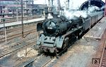 01 055 (Bw Hagen-Eckesey) ist um 11.52 Uhr mit dem D 81 aus Frankfurt(Main) in Hagen Hbf eingetroffen. Nach einem Lokwechsel geht es um 12.04 Uhr weiter nach Düsseldorf. (05.1963) <i>Foto: Rolf Hahmann</i>