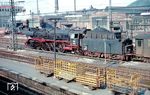 Die Paderborner 01 070 ist mit E 342 aus Kassel in Hagen Hbf eingetroffen. Vor der Weiterfahrt nach Mönchengladbach werden schnell noch die Wasservorräte ergänzt. Im Hintergrund huscht eine preußische G 10 vorbei. (05.1963) <i>Foto: Rolf Hahmann</i>