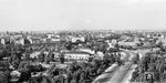 Panoramablick von der Siegessäule am Großen Tiergarten auf die Berliner Stadtbahn mit zwei S-Bahn-Zügen, die sich zwischen den S-Bahn-Stationen Bellevue und Lehrter Bahnhof begegnen. (07.1960) <i>Foto: Jürgen Hagemann</i>