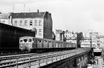 Die Berliner S-Bahn verkehrte von Beginn an nach einem festen Taktfahrplan. Bahnintern wurde das Zugangebot von jeher in Zuggruppen eingeteilt, die mit Buchstaben (teilweise zusätzlich mit römischen Ziffern) bezeichnet werden. Jede Zuggruppe bedient dabei eine bestimmte Relation im 20-Minuten-Takt. Durch die Einlegung einer „Einsatzzuggruppe“ in die „Stammzuggruppe“ wird der Zwanzigminutentakt tagsüber in der Regel auf zehn Minuten verkürzt. Nur die Zuggruppen der Ringbahn fahren grundsätzlich im Zehnminutentakt. Ein ET 165 ist zwischen Berlin Zoologischer Garten und Savignyplatz unterwegs. (05.1968) <i>Foto: Jürgen Hagemann</i>