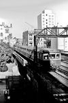 Ein ET 165 nach Spandau West fährt in die S-Bahn-Station Savignyplatz ein. (05.1968) <i>Foto: Jürgen Hagemann</i>