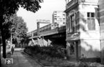 Die Besonderheit der Berliner Stadtbahn ist ihre Streckenführung, die größtenteils als Hochbahn ausgeführt wurde. In der dicht bebauten Hauptstadt war es nicht leicht, Platz für den Bau der Eisenbahnstrecke zu bekommen. So entstanden zwischen 1875 und 1882 acht Kilometer gemauerte Viadukte (mit ursprünglich 731 gemauerten Viaduktbögen), zwei Kilometer eiserne Brücken, der Rest wurde bei einer Gesamtlänge von zwölf Kilometern als Dammschüttung ausgeführt. Ein ET 165 nach Wannsee ist in Berlin-Bellevue unterwegs. (05.1968) <i>Foto: Jürgen Hagemann</i>