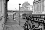 Am Kupfergraben begegnet ein S-Bahn-Zug zwischen Pergamon- und Bodemuseum einem Straßenbahnzug der Linie 71. (11.1975) <i>Foto: Jürgen Hagemann</i>