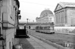Die Museumsinsel ist ein aus fünf Museen bestehendes Bauensemble im nördlichen Teil der Spreeinsel in der historischen Mitte Berlins. Dazu gehören u.a. das Pergamonmuseum (rechts) und das Bodemusem (hinten). Dazwischen quetscht sich die Berliner Stadtbahn durch, über die gerade eine S-Bahn fährt. Auf der Straße 'Am Kupfergraben' fährt eine Straßenbahn der Linie 71, die u.a. vom Hackeschen Markt zum Kupfergraben verkehrte. Der Betrieb dieser Linie wurde bereits in den 1990er Jahren eingestellt. (11.1975) <i>Foto: Jürgen Hagemann</i>