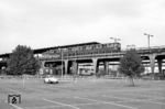 Der heute stillgelegte S-Bahnhof Wernerwerk entstand im Zuge des Baus der von der Siemens & Halske AG finanzierten und gebauten, vom S-Bahnhof Jungfernheide ausgehenden Stichstrecke der Berliner S-Bahn nach Gartenfeld. Die auch als "Siemensbahn" bezeichnete Strecke diente dem Anschluss des in den 1920er Jahren stark expandierenden Werksgeländes und Wohngebietes der Siemensstadt an das Berliner S-Bahnnetz. Der Bahnhof Wernerwerk war die erste Station hinter dem Abzweig der "Siemensbahn". Er wurde nach dem Entwurf von Hans Hertlein im Stil der Neuen Sachlichkeit in unmittelbarer Nachbarschaft zu den Mitte der 1920er Jahre neu erbauten bzw. erweiterten Wernerwerks-Bauten am Siemensdamm errichtet. Ein Ausgang wurde zum Siemensdamm hin angelegt, der andere zum heutigen Wernerwerkdamm / Wohlrabedamm. Dieser war nur zu den Schichtwechselzeiten geöffnet. Der Bahnsteig, in dem gerade ein ET 167 steht, befindet sich inmitten einer 800 m langen, auf Blechträgerbrücken geführten Viaduktstrecke. (09.1968) <i>Foto: Jürgen Hagemann</i>