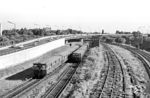 Zwei S-Bahn-Züge (ET 165) begegnen sich zwischen Westkreuz und Witzleben. Oben führt die Avus (A 100) vorbei. (05.1968) <i>Foto: Jürgen Hagemann</i>