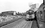 Blick aus dem von 03 204 geführten Transitzug, dem der aus Berlin Zoologischer Garten ausfahrende D 164 nach Hamburg mit der Wittenberger 01 520 begegnet. (09.1968) <i>Foto: Jürgen Hagemann</i>