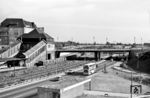 Ein ET 165 fährt aus der S-Bahn-Station Berlin-Witzleben aus. Er befindet sich an der Ringbahn und hatte bis 1944 auch eine direkte Verbindung zur Stadtbahn. 1944 wurde der Betrieb auf der Verbindungskurve zum Bahnhof Charlottenburg und somit zur Stadtbahn auf Grund von Bombenschäden eingestellt und auch nach dem Zweiten Weltkrieg nicht wieder aufgenommen. Infolgedessen wurde der Stadtbahnsteig nicht mehr bedient und verfiel. Durch die Teilung der Stadt nahmen auch die Fahrgastzahlen der S-Bahn rapide ab. Dem Streik von 1980 nahm die Reichsbahn zum Anlaß, die Station vorläufig zu schließen. Erst mit der Wiederöffnung der Ringbahn am 17. Dezember 1993 wurde der Bahnhof wieder reaktiviert. Am 15. Dezember 2024 wurde der Name der Station geändert und lautet seitdem Messe Nord/ZOB. (05.1968) <i>Foto: Jürgen Hagemann</i>