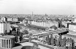 Blick vom Funkturm auf die S-Bahn-Station Berlin-Witzleben mit einem S-Bahn-Zug der Baureihe ET 165. Davor führt die Neue Kantstraße über die Ostpreußenbrücke, darunter verläuft parallel zur S-Bahn die A 100. (05.1968) <i>Foto: Jürgen Hagemann</i>