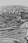 Der Blick vom Berliner Funkturm auf die S-Bahn-Station Westkreuz. Vorne verläuft die A 100 mit dem Abzweig Westkreuz, im Hintergrund ist der Bahnhof Halensee auszumachen. (05.1968) <i>Foto: Jürgen Hagemann</i>
