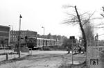 Die S-Bahnstrecke vom S-Bahnhof Zehlendorf über den Haltepunkt Zehlendorf Süd bis zum Endbahnhof Düppel war ein Abschnitt der ersten preußischen Eisenbahn (Stammbahn). Nach dem Mauerbau diente sie ab 1961 als reine West-Berliner Stichstrecke und wurde 1980 stillgelegt. Den Bahnübergang an der Clauertstraße in Zehlendorf  passiert ein ET 276 auf der Rückfahrt von Düppel. (04.1976) <i>Foto: Jürgen Hagemann</i>