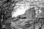 Ein ET 275 auf der am 18.09.1980 stillgelegten Stichstrecke nach Düppel. Seitdem verfällt die Strecke immer mehr, der Bahnhof Düppel wurde bereits teilweise abgetragen und aus dem Stadtentwicklungsplan als Bahnhof entfernt, wobei die Reaktivierung immer wieder diskutiert wurde. (04.1976) <i>Foto: Jürgen Hagemann</i>