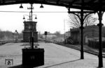 Eine S-Bahn nach Düppel verlässt den Bahnhof Berlin-Zehlendorf. Er ist der älteste Bahnhof im heutigen Berlin und wurde am 22. September 1838 mit der Eröffnung des ersten Abschnittes der Stammbahn von Zehlendorf nach Potsdam in Betrieb genommen. Als Folge des Eisenbahnerstreiks im September 1980 wurde der S-Bahnhof geschlossen. Der 1948 eingeführte Pendelverkehr auf der Stammbahn nach Düppel und der S-Bahn-Verkehr auf der Wannseebahn wurden eingestellt. Während der Stilllegung war der Zugang zu den beiden Bahnsteigen nicht möglich. Mit der Wiedereröffnung der Wannseebahn am 1. Februar 1985 wurde auch den Bahnhof Zehlendorf wieder in Betrieb genommen. Der Bahnsteig nach Düppel blieb allerdings dauerhaft geschlossen.  (04.1976) <i>Foto: Jürgen Hagemann</i>