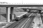 Ein ET 275 auf der Ringbahn zwischen Heidelberger Platz und Hohenzollerndamm. Über die Bahn führt der Abweig Steglitz der A 100. (04.1976) <i>Foto: Jürgen Hagemann</i>