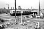276 067 (LHB, Baujahr 1942, ex 166 059) fährt über den Bü des Fürstenbrunner Weg im Berliner Bezirk Westend vorbei, der durch den handbedienten Schrankenposten 6 gesichert wurde. (04.1976) <i>Foto: Jürgen Hagemann</i>