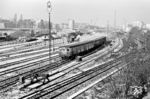 Ein ET 165 verlässt den Bahnhof Berlin-Halensee auf der Ringbahn. Die Ringbahn hat eine Gesamtlänge von rund 37 Kilometern. Eine komplette Rundfahrt dauert exakt 59 Minuten und verbindet wichtige Knotenpunkte wie den Ostbahnhof, Gesundbrunnen, Westkreuz und Südkreuz miteinander. Der Bahnhof Halensee wurde zusammen mit der Verlängerung der Ringbahnstrecke von Schöneberg nach Moabit am 15. November 1877 eröffnet. Der damals noch achtgleisige Güterbahnhof war bis in die 1990er Jahre in Betrieb. Ein Teil des Geländes wurde auch danach noch durch Gewerbebetriebe genutzt. Nachdem die Fläche ab Sommer 2010 geräumt wurde, entstand im Jahr 2013 auf einem 40.000 m² großen Teilstück ein Baumarkt.  (02.1961) <i>Foto: Jürgen Hagemann</i>