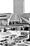 Im Zentrum von Berlin, an der Berliner Stadtbahn gelegen, befindet sich seit 1882 der Bahnhof Berlin Alexanderplatz. 1962 fand eine grundlegende Umgestaltung des Bahnhofs statt, die vor allem im Zusammenhang mit der Beseitigung des oberirdischen Kreisverkehrs am Alexanderplatz zusammenhing. Bis 1964 wurde das Bahnhofsgebäude un die Halle dem 'sozialistischen Stadtbild' angepasst. Die Seitenwände erhielten eine schlichte hohe Verglasung und der Unterbau eine Granit-Verblendung. Gleich drei S-Bahn-Züge treffen hier aufeinander. Bedient wird der Bahnhof von den S-Bahn-Linien S 3, S 5, S 7 und S 9. (06.1978) <i>Foto: Jürgen Hagemann</i>