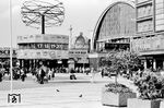 Der Bahnhof Berlin Alexanderplatz mit der bekannten Weltzeituhr auf dem Alexanderplatz. Die Uhrenanlage in Baueinheit mit einer symbolischen Weltdarstellung enthält auf ihrer metallenen Rotunde die Namen von 146 Orten (jedoch keinen westdeutschen), sowie einen zusätzlichen Eintrag zur Datumsgrenze. Seit ihrer Aufstellung 1969 ist die zehn Meter hohe Weltzeituhr ein beliebter Treffpunkt für Berliner und Touristen. (06.1978) <i>Foto: Jürgen Hagemann</i>