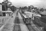 Im Bahnhof Bad Aibling steht ET 183 04 zur Abfahrt nach Feilnbach bereit. 1956 war das Fahrzeug von der ebenfalls einst durch die LAG betriebenen Isartalbahn auf die Feilnbacher Strecke umgesetzt worden. Im selben Jahr schloss die Deutsche Bundesbahn das Kraftwerk in Bad Aibling und speiste fortan gleichgerichteten Bahnstrom aus dem eigenen Wechselspannungs-Netz in die Oberleitung ein. Der Triebwagen steht auf dem 1950 elektrifizierten Gleis, über das die Feilnbacher Züge nun direkt in den Bahnhof Bad Aibling einfahren konnten. Die Fahrgäste waren fortan nicht mehr gezwungen, über einen eisernen Steg zum Aiblinger Lokalbahnhof zu gehen. 1959 wurde der Betrieb mit Gleichstrom eingestellt und auf Einphasenwechselstrom (15 KV, 16 2/3 Hz) umgestellt. Den Personenverkehr übernahmen Triebwagen der Baureihen ET 90 und ET 85. (08.1957) <i>Foto: Jürgen Hagemann</i>