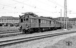 Der beim Bw München Ost stationierte ET 85 01 wartet im AW München-Freimann auf sein Ende. Die offizielle Ausmusterung erfolgte am 12.05.1958. (05.1958) <i>Foto: Jürgen Hagemann</i>