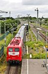 Auch die mittwöchliche Überführungsfahrt DLr 93623 von Dortmund-Eving nach Köln Bbf mit TRI 110 198 war von dem Gleiswechsel in Langenfeld (Rhld) betroffen und wechselt hier auf das S-Bahn-Gleis über. (03.06.2026) <i>Foto: Joachim Bügel</i>